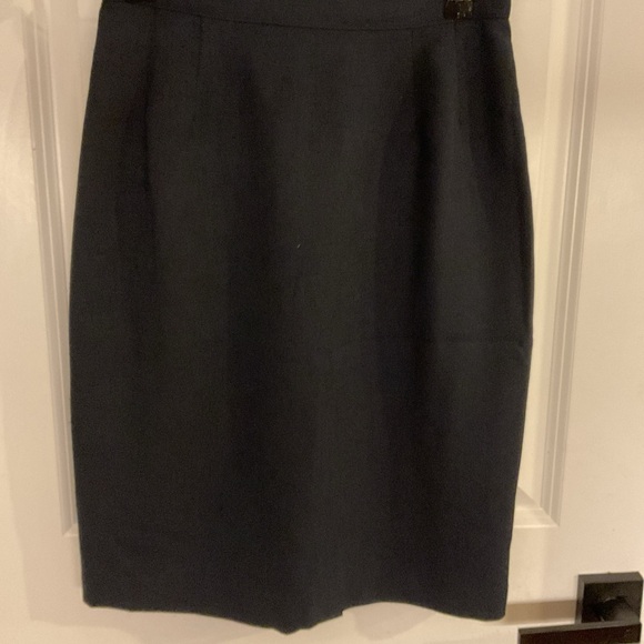 Pencil Skirt - Zip Up Back Navy Blue - 100% Polyester - Ladies Size 4P - Picture 2 of 8